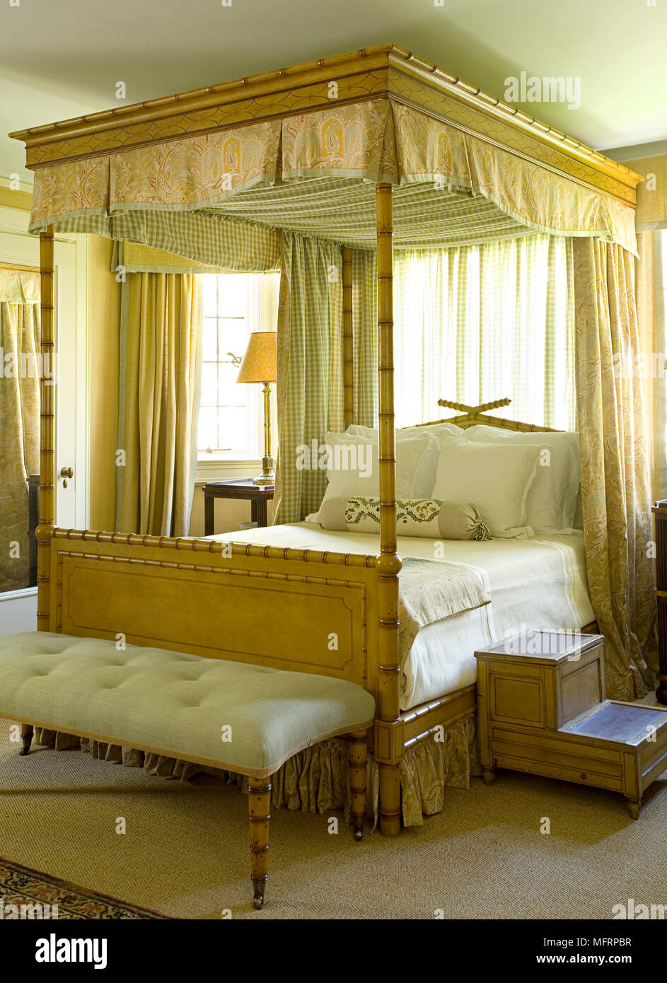 Cuatro Postes de madera con cama de dosel en el dormitorio de estilo  tradicional Fotografía de stock - Alamy