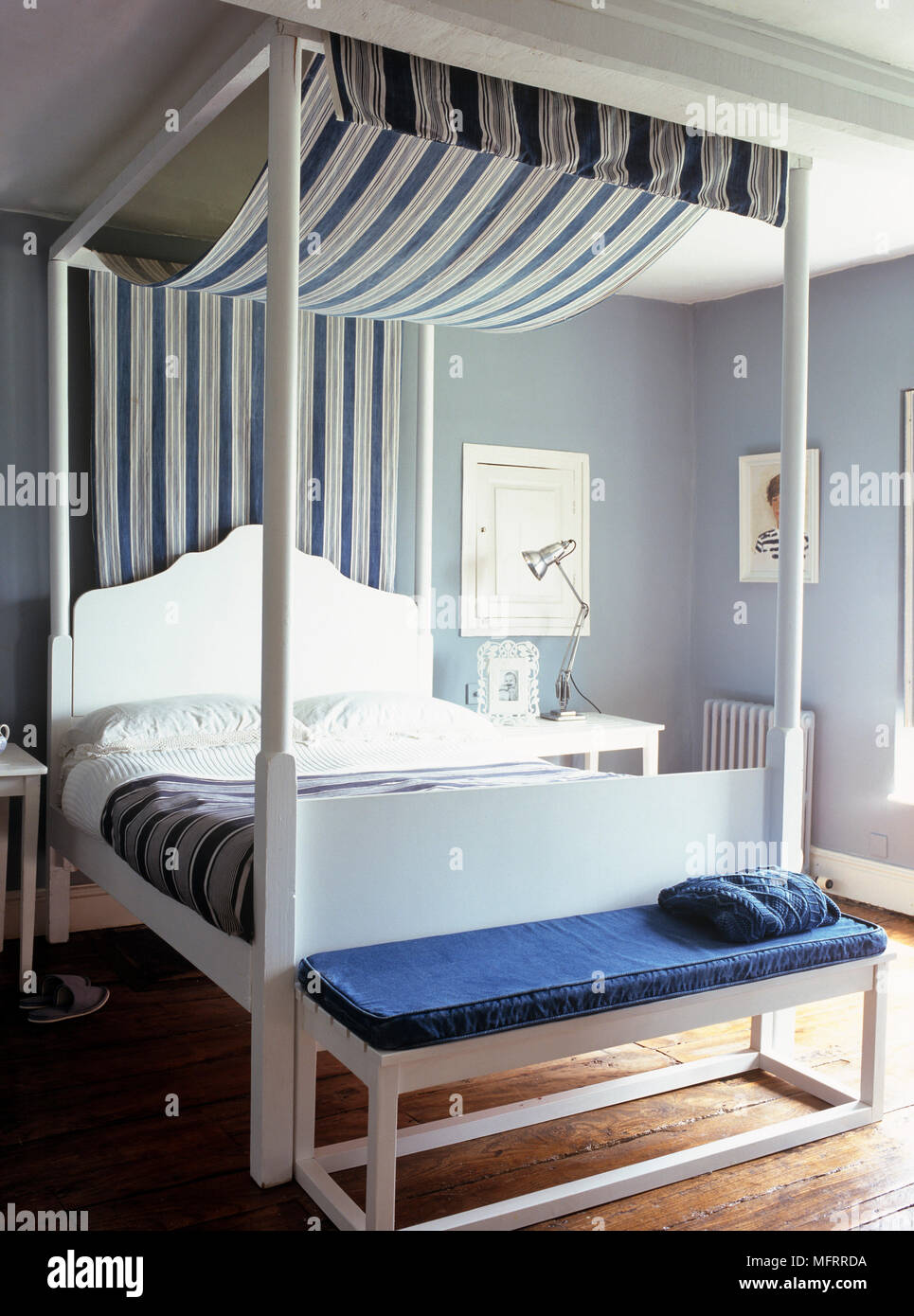 Anzai Meloso Rechazo Cama con dosel de madera blanca con una franja azul tejido en techado  dormitorio moderno Fotografía de stock - Alamy