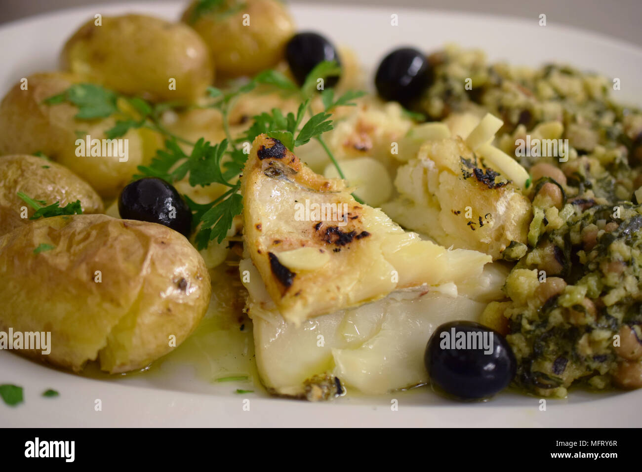 Plato Tipico Portugues Bacalhau Com Batata Assada E Migas De Feijao Frade Bacalao Con Aceite De Oliva Patatas Y Frade Bean Migas Fotografia De Stock Alamy