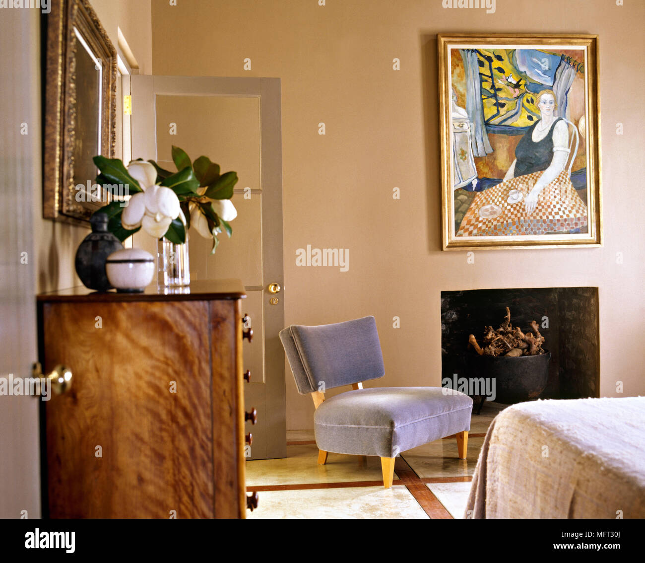 Armario ropero en la alcoba junto a la chimenea en dormitorio pequeño con  telas edredón de la cama de metal Fotografía de stock - Alamy