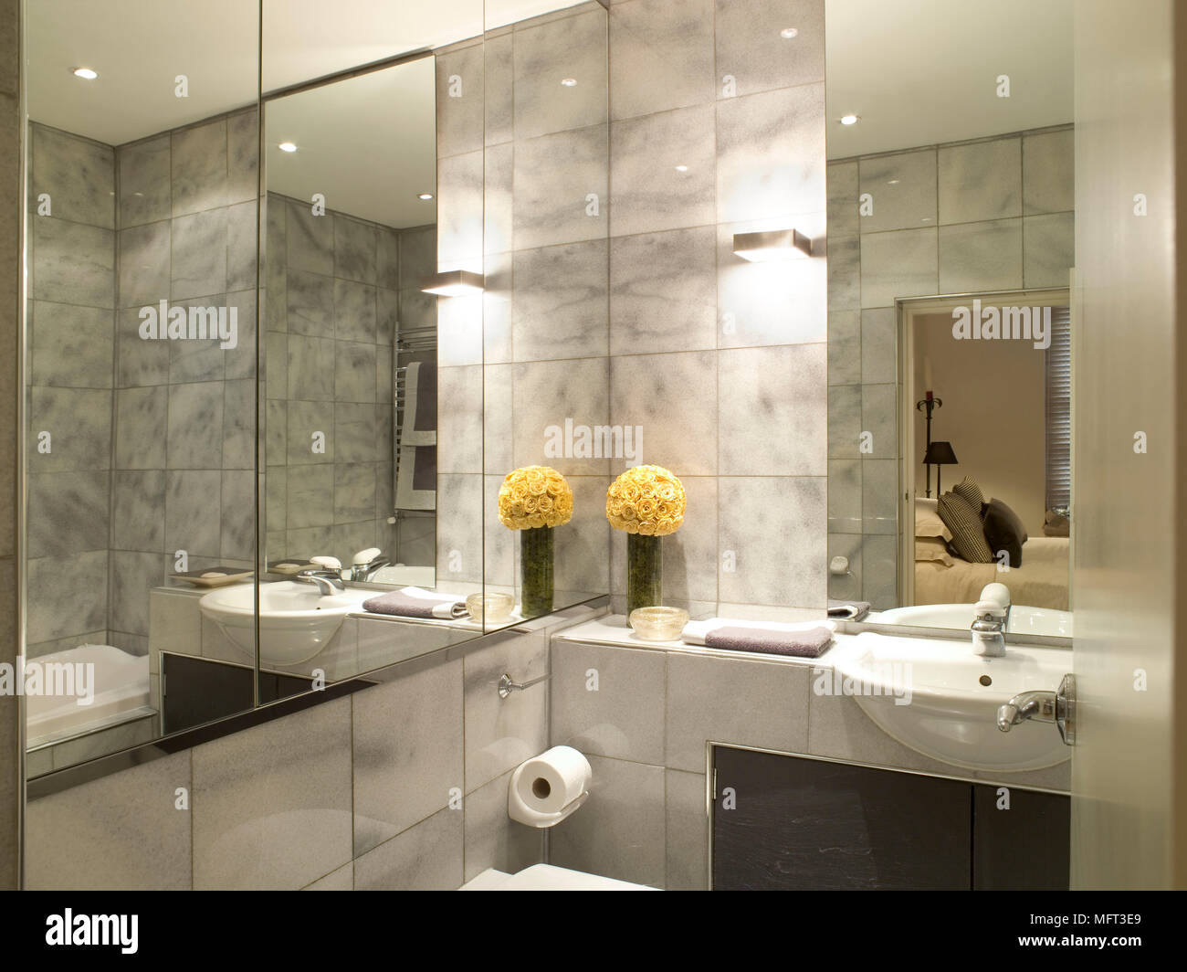 Baño moderno lavabo mosaico detalle establecido en la unidad las paredes de  espejo interiores baños frescos colores neutros hunde Fotografía de stock -  Alamy