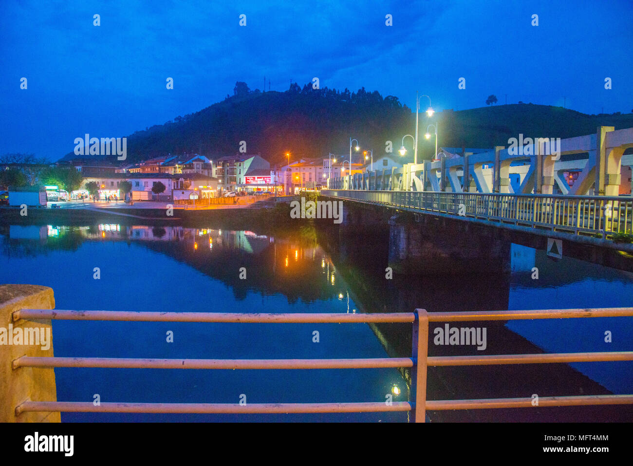 Río Deva y vistas del pueblo de Bustio durante la noche. Unquera, Cantabria, España. Foto de stock
