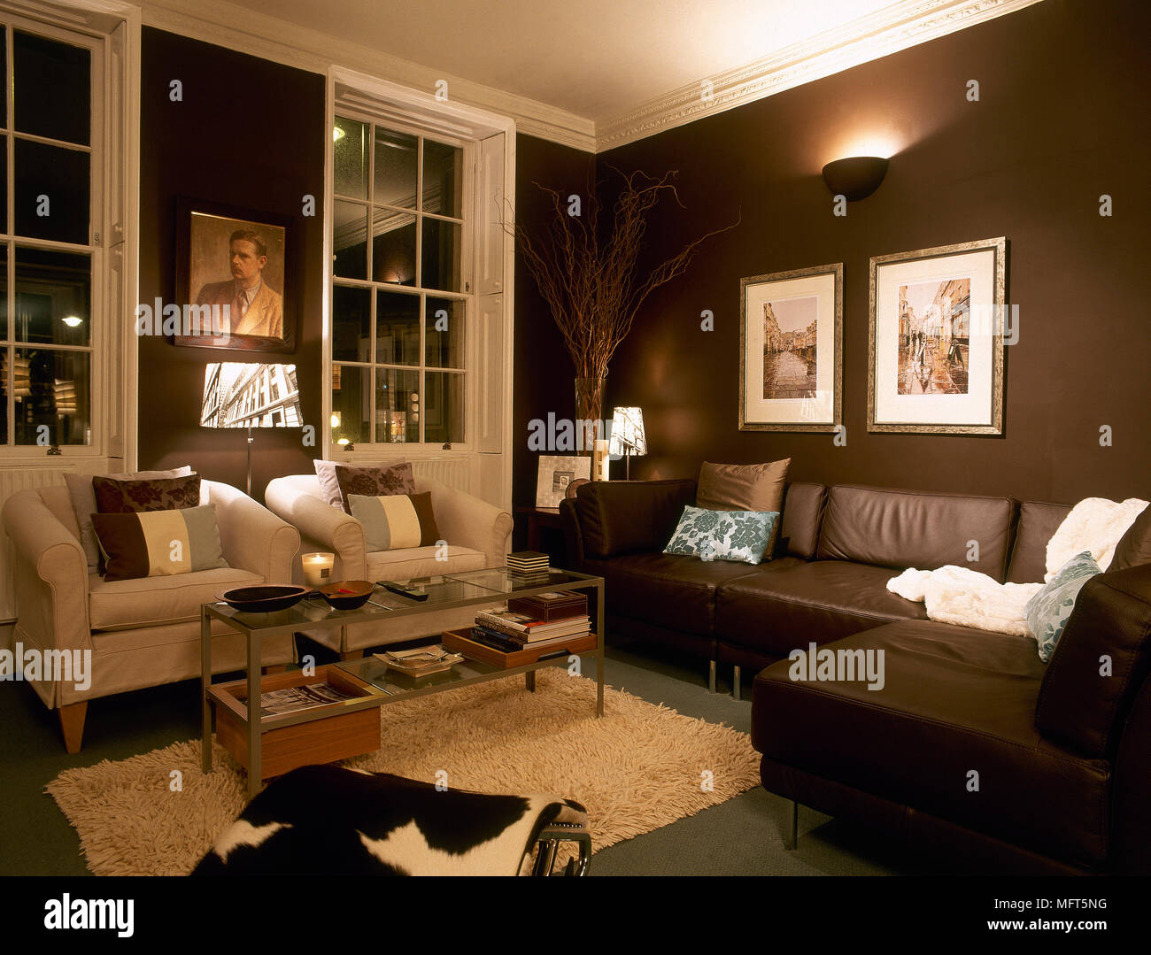 Un moderno café, sala de estar con sofá, sillones, mesa café cristal, Corbusier sillón reclinable Fotografía de stock - Alamy