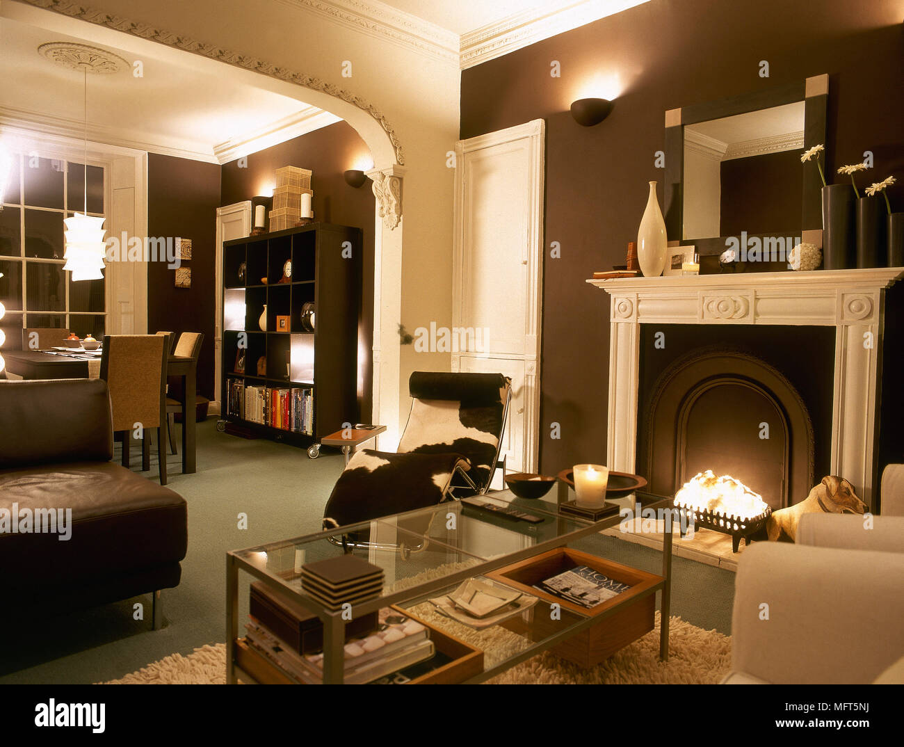 Un moderno y diáfano, sala de estar con zona de comedor, chimenea ... Un moderno y diáfano, sala de estar con zona de comedor, chimenea ...