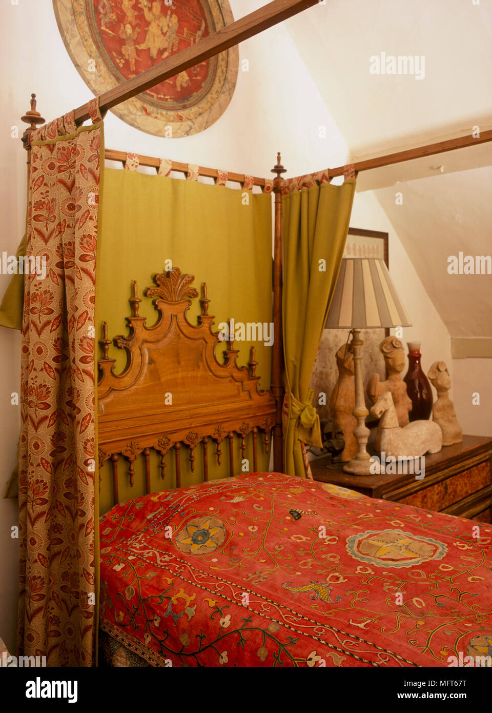 Estilo Dormitorio con cama de matrimonio con cabecero de madera y panel  rojo toile Juoy cortinas Fotografía de stock - Alamy