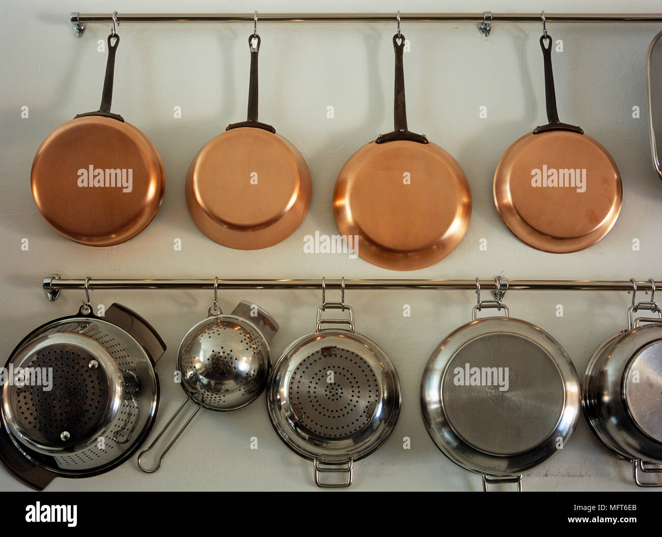 Cuelgan sartenes de cobre y acero inoxidable coladeras y ollas de cocina  Fotografía de stock - Alamy