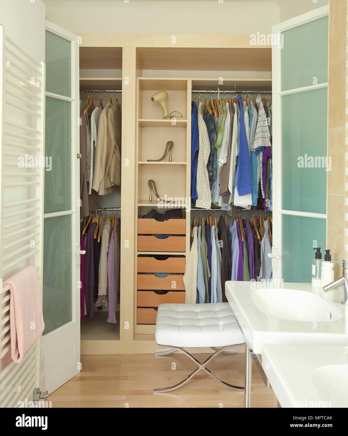 Construido en el vestidor adjunta al cuarto de baño Foto & Imagen De ... Construido en el vestidor adjunta al cuarto de baño Foto & Imagen De ...