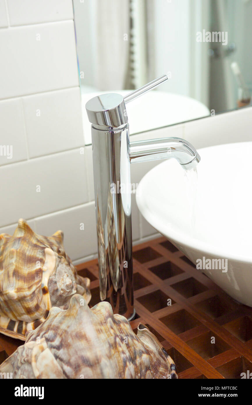 Racor de grifo cromado baño lavabo Fotografía de stock - Alamy