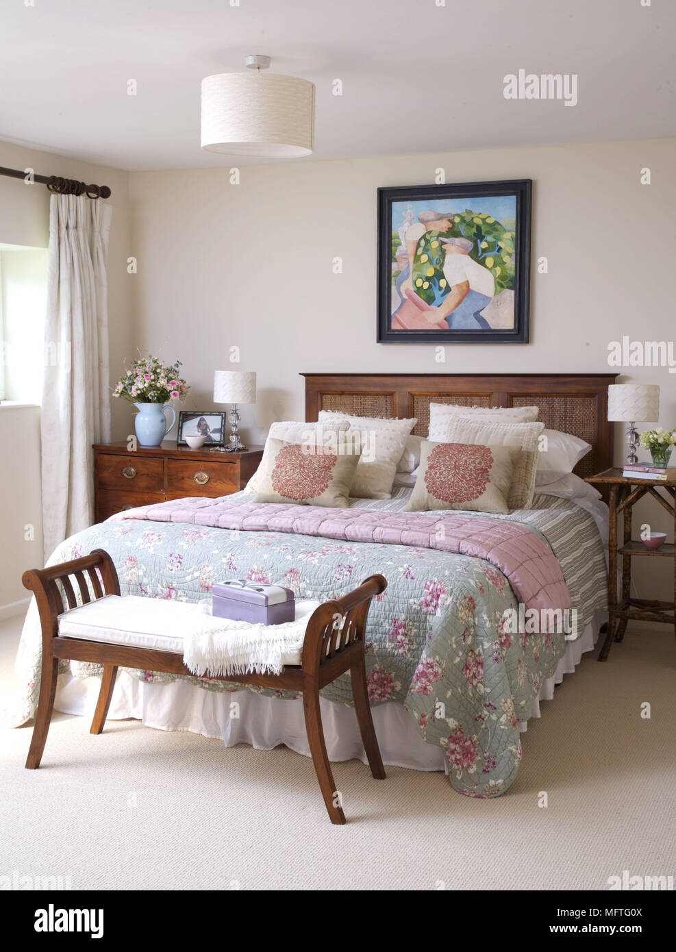 Banqueta tapizados en pie de cama doble en el dormitorio de estilo  tradicional Fotografía de stock - Alamy