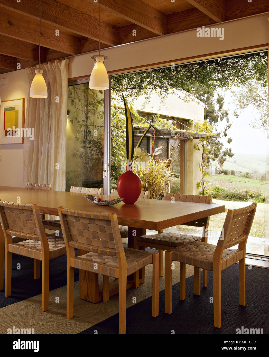 País comedor con vigas de madera tejida de mesa sillas interiores habitaciones materiales naturales colores Foto de stock