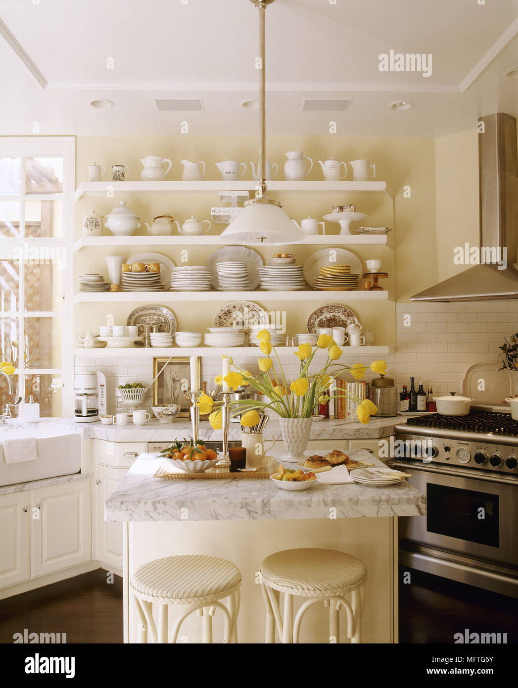 Interiors modern kitchens shelving fotografías e imágenes de alta  resolución - Alamy