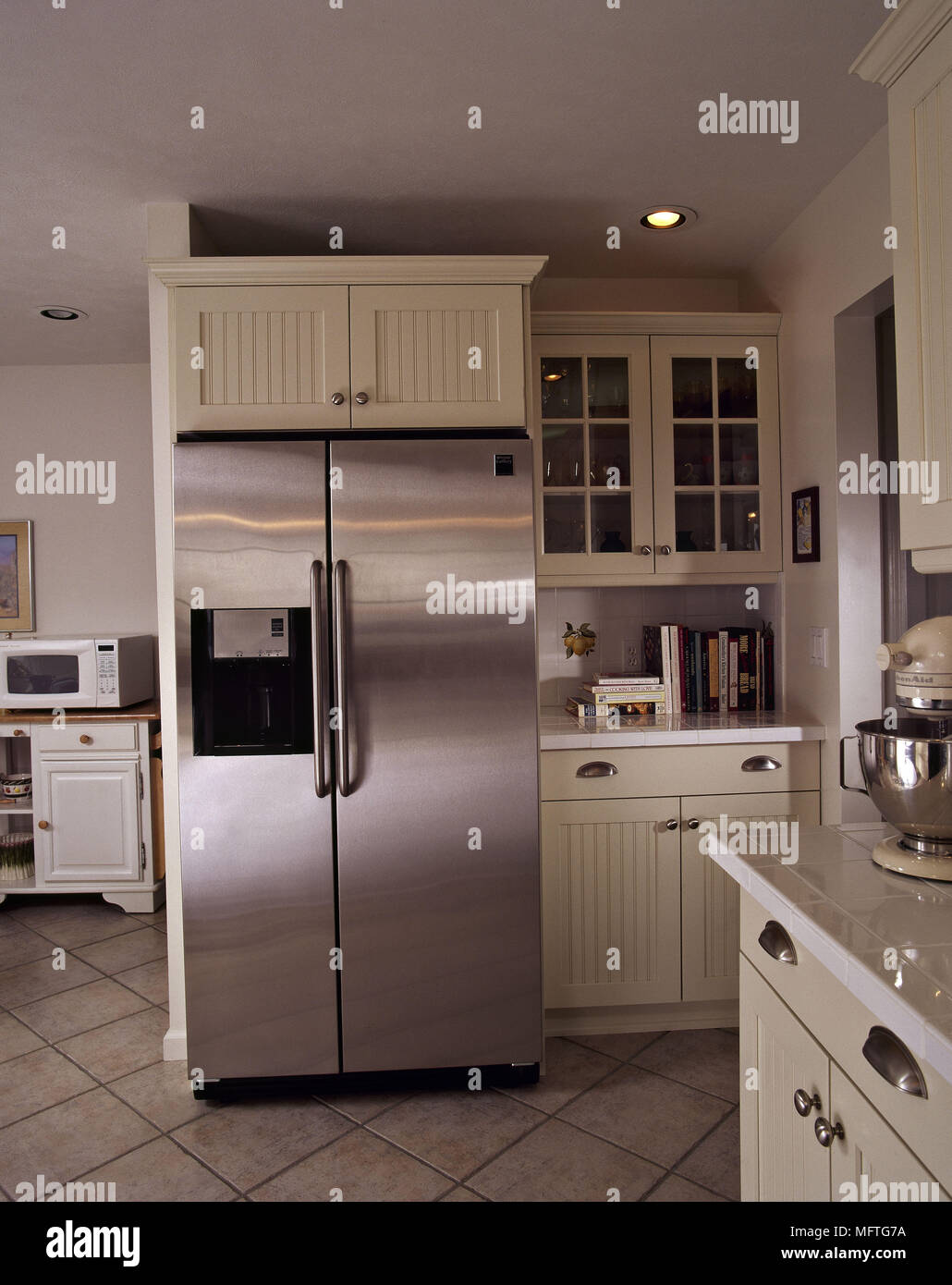Cocina moderna crema nevera de acero inoxidable unidades interiores cocinas  electrodomésticos Fotografía de stock - Alamy