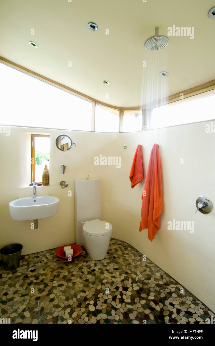 Montado En La Pared Junto Al Lavabo Con Wc Y Ducha En La