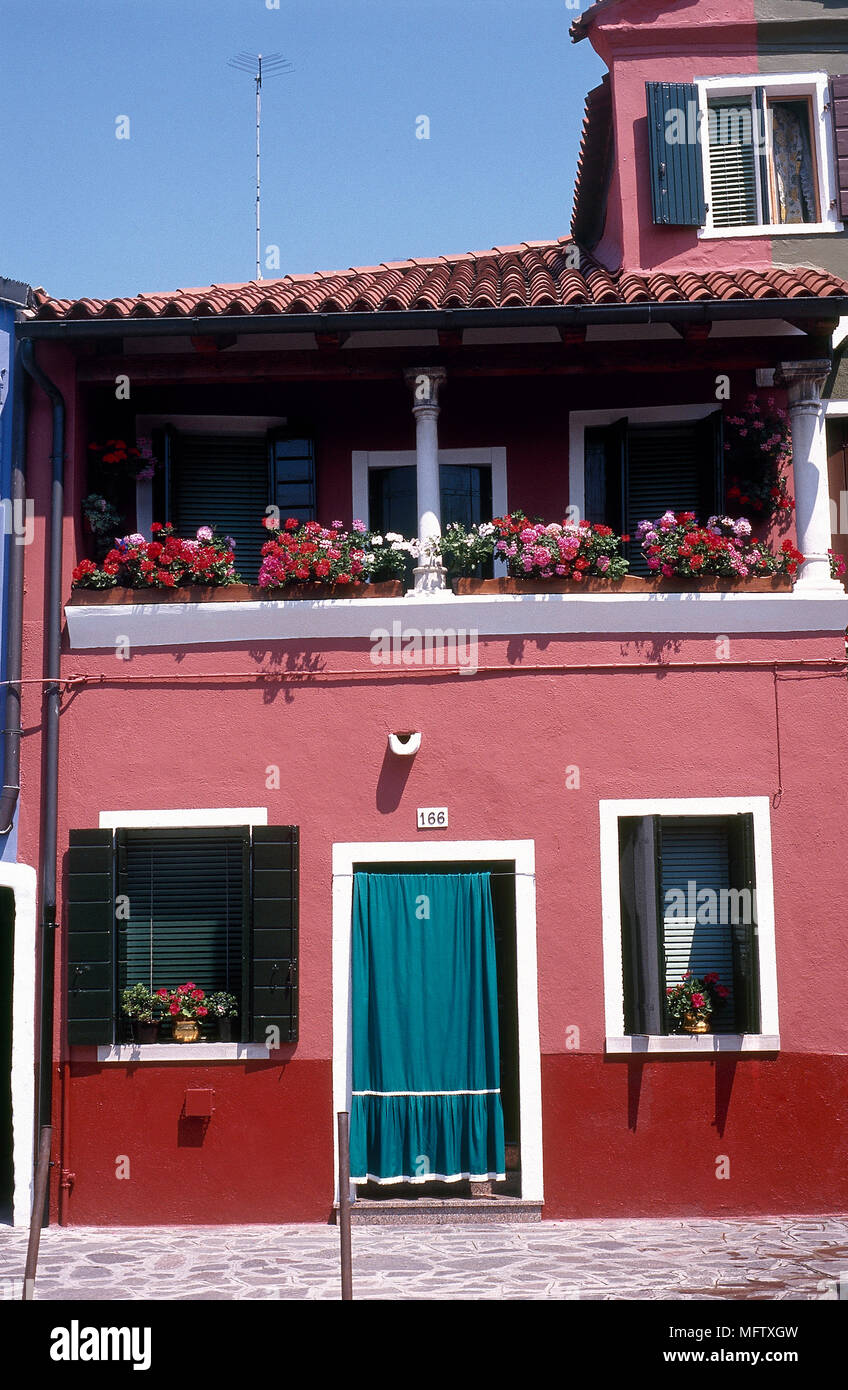 Al exterior una casa mediterránea, cerca de paredes pintadas de rojo  Fotografía de stock - Alamy