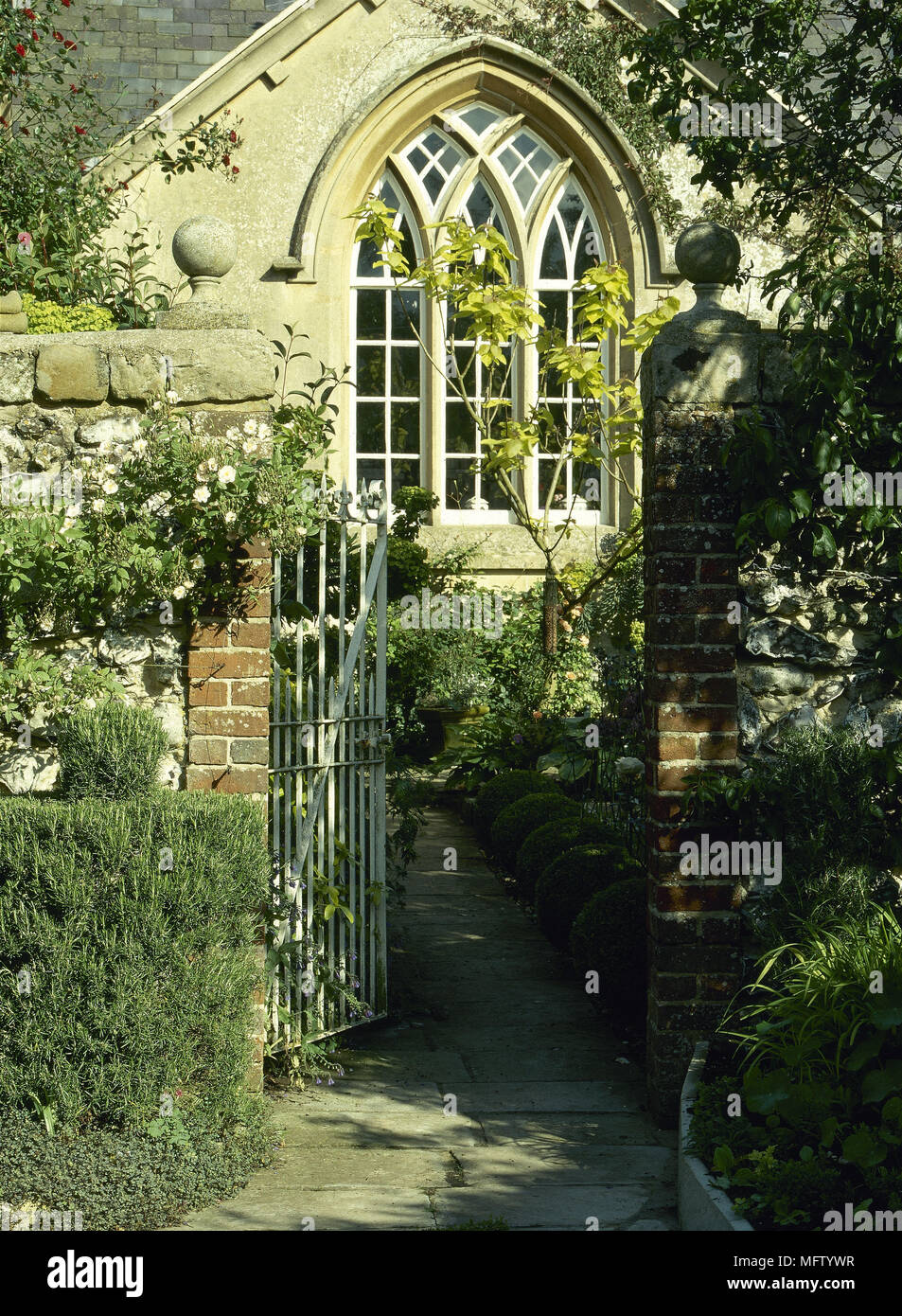 Detalle de la ventana de la casa exterior de la vía que lleva a la puerta  de casa fachadas de casas rutas puertas ventanas en arco de piedra de  cobertura de pavimentación