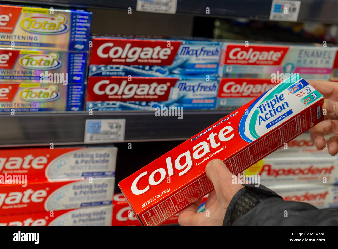 Un comprador elige un tubo de dental Colgate en un en Nueva el martes, 24 abril de 2018. Colgate-Palmolive es liberar sus ganancias el primer trimestre Viernes, 27