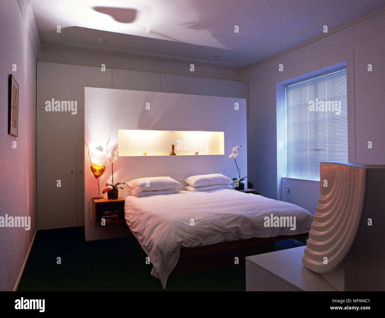 Un Moderno Dormitorio Con Cama Doble Alcoba Iluminada En Armarios