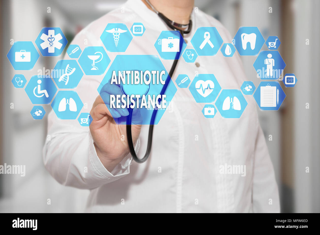Doctor en medicina y la resistencia a los antibióticos palabras en conexión de red médica en el hospital virtual en la pantalla de fondo.La tecnología y la medicina conc Foto de stock