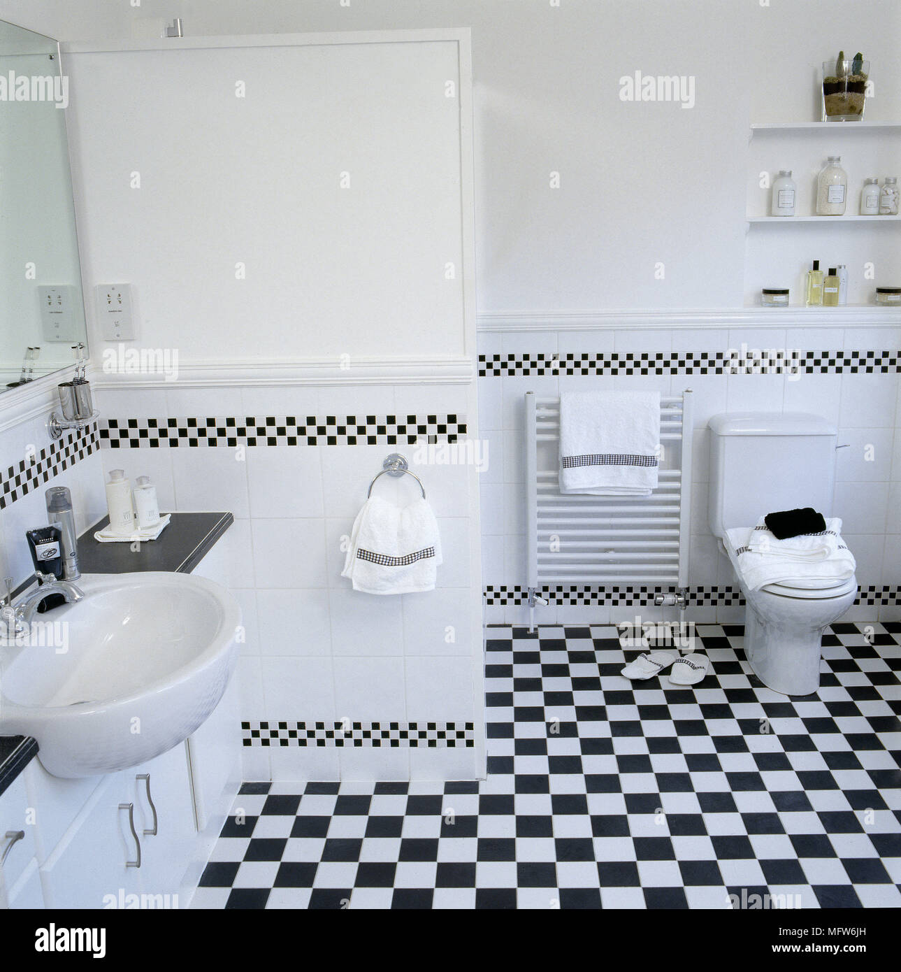 El moderno baño con azulejo ajedrezado blanco y negro lavabo wc y el nicho  de las estanterías Fotografía de stock - Alamy