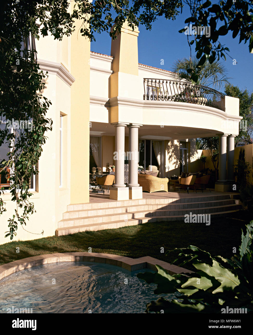 El Exterior De La Casa Con Paredes De Color Crema Y Balcón