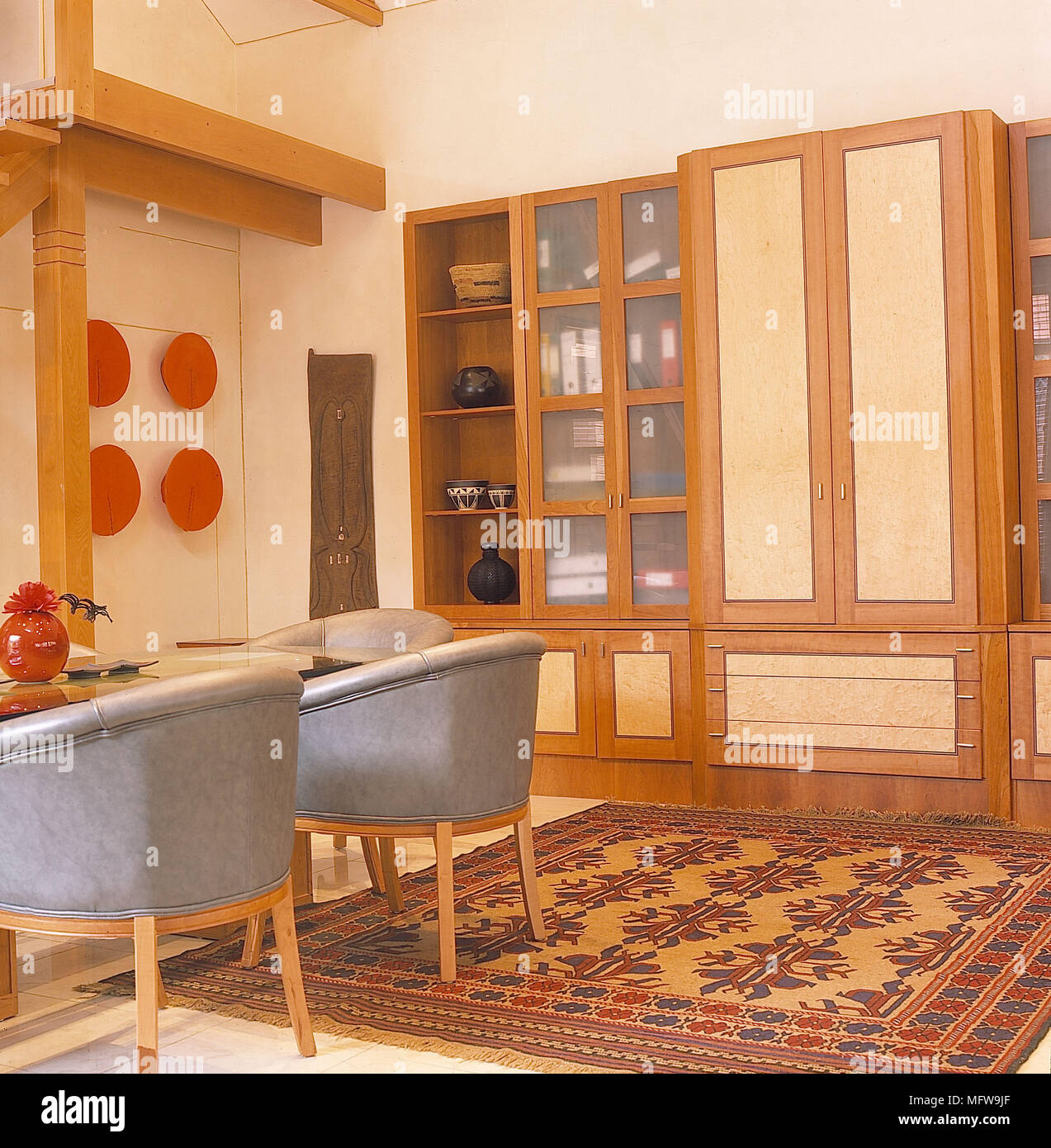 Salón detalle paredes blancas de madera vitrinas de vidrio cuero gris alfombra bañeras interiores habitaciones modernas estanterías de cerámica Foto de stock