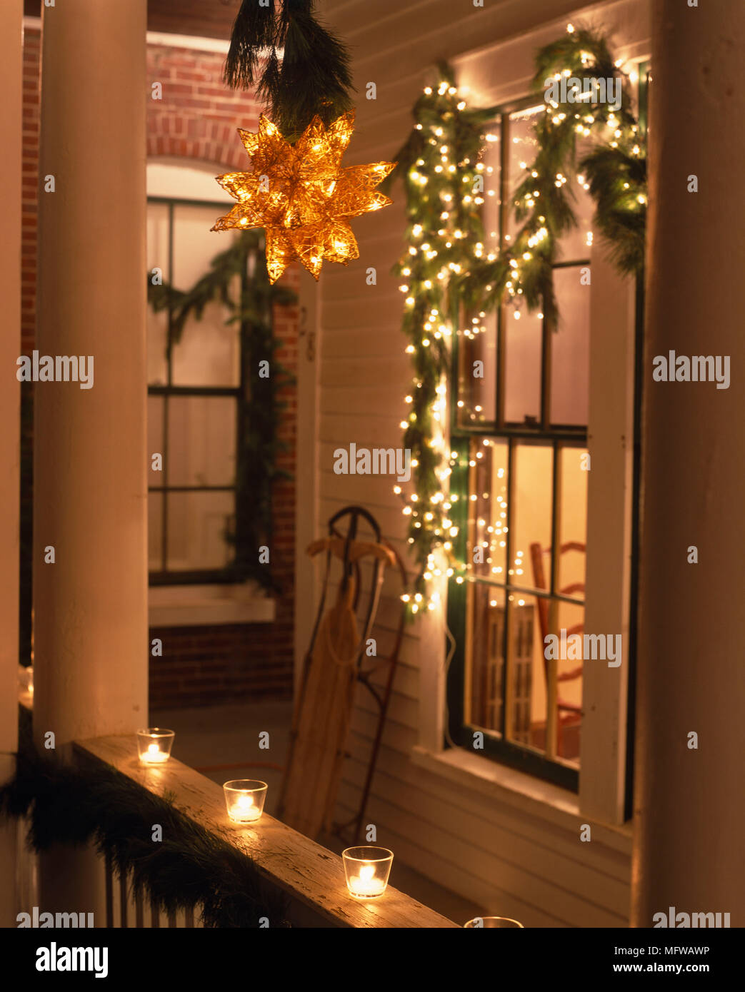 Enciende las luces de hadas y velas en el balcón de la casa Fotografía de  stock - Alamy