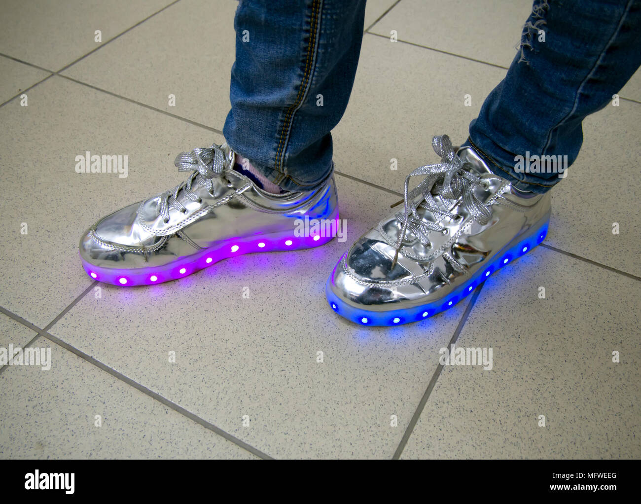 Retroiluminación de LED integrado en la suela de la zapatilla Fotografía stock - Alamy
