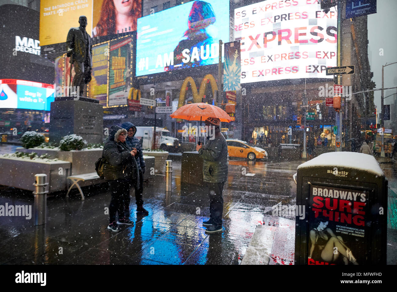 Manhattan, en la Ciudad de Nueva York , Semana Santa nieve en Times Square Foto de stock