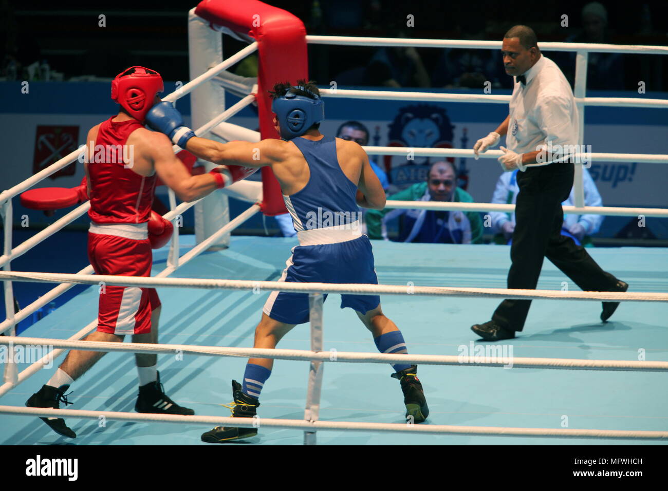 San Petersburgo, Rusia, 21 de noviembre de 2016 Campeonato Mundial Juvenil de boxeo kick mano a cabeza Foto de stock