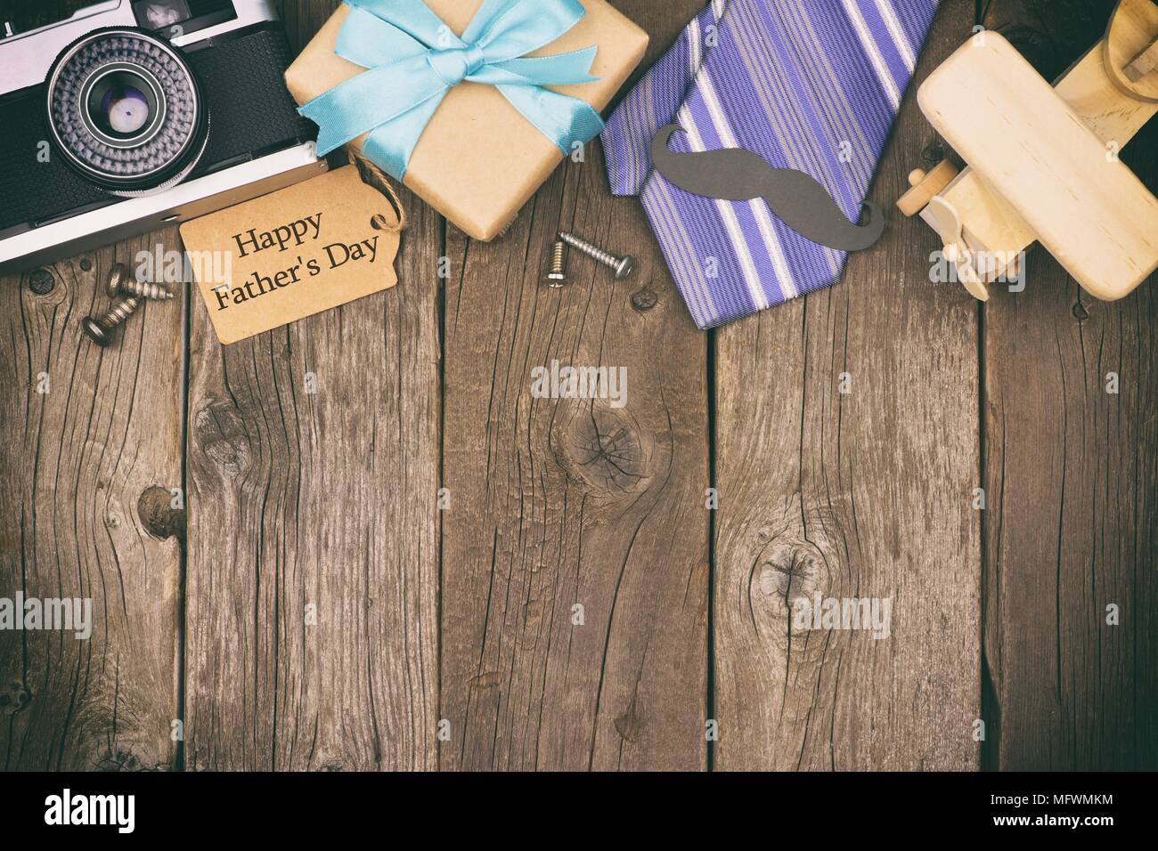 Feliz Dia Del Padre Don Etiqueta Con Borde Superior De Regalos Lazos Y Decoracion Sobre Un Fondo De Madera Rustica Vista Superior Estilo Vintage Fotografia De Stock Alamy Pero si lo que tenemos en casa son un montón de cintas o cassettes, podemos con ellos elaborar una divertida lámpara vintage. https www alamy es feliz dia del padre don etiqueta con borde superior de regalos lazos y decoracion sobre un fondo de madera rustica vista superior estilo vintage image181888552 html