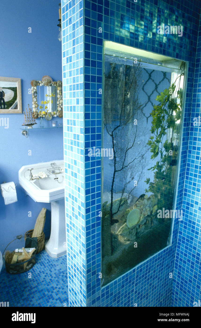 Baño moderno con detalles de cristal azul, las paredes y los pisos de  mosaico, incorporada en la pecera, y lavabo de pedestal Fotografía de stock  - Alamy