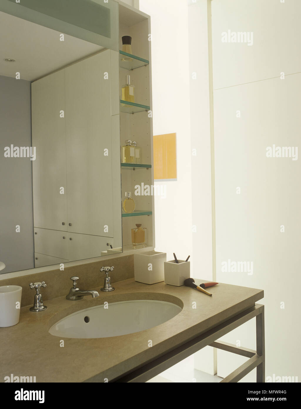 Moderno baño con espejo grande encima de lavabo ovalado en superficie de  mármol Fotografía de stock - Alamy