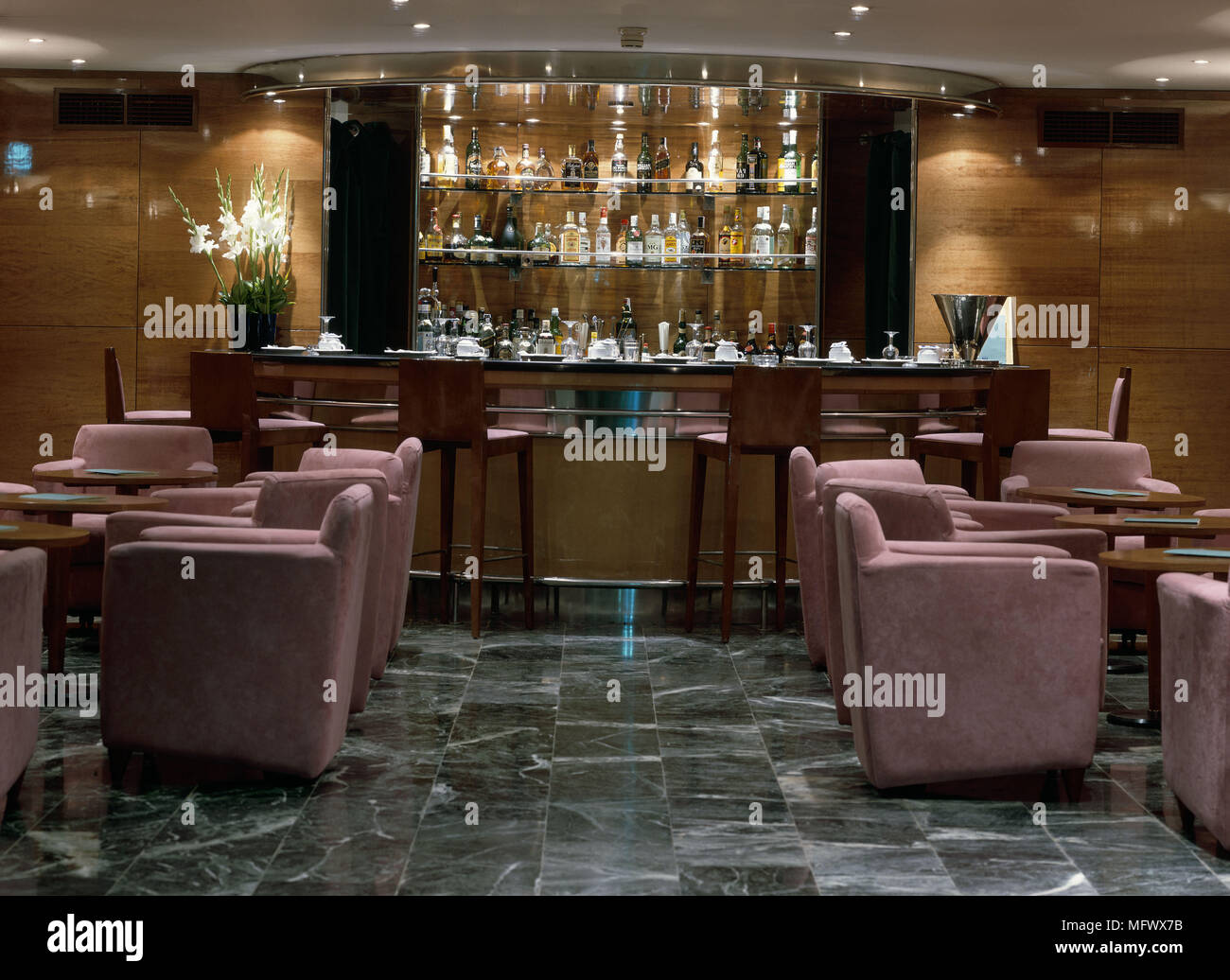 Vista de sillones dispuestos en un bar Fotografía de stock - Alamy