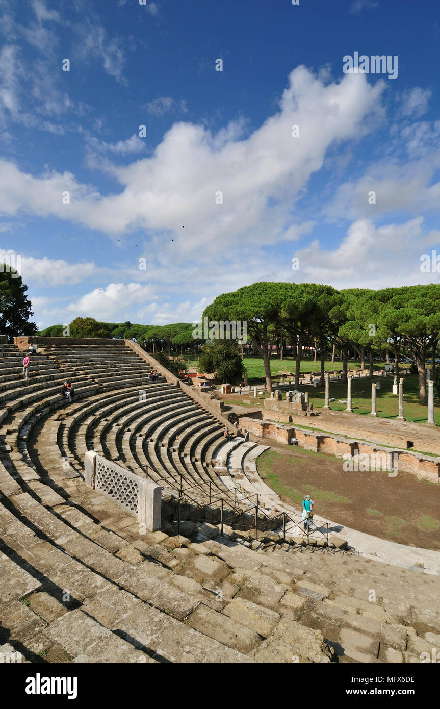 El teatro y, en el fondo, la plaza del mercado de Ostia Antica. En la  desembocadura del río Tíber, Ostia fue puerto de Roma dos mil años ag  Fotografía de stock -