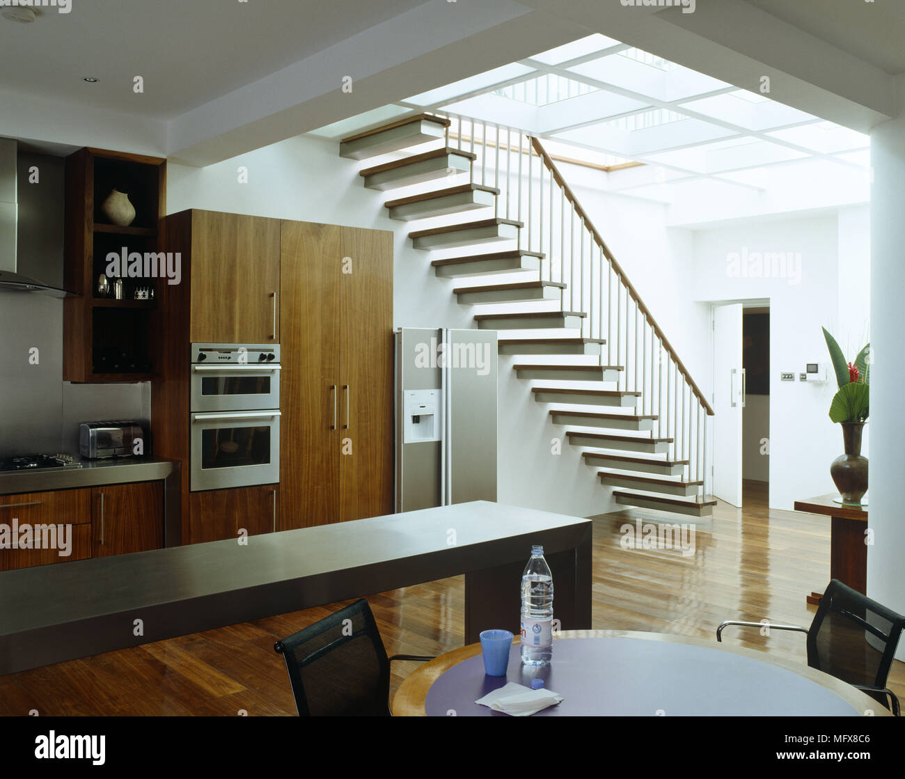 Piso con escalera abierta, mesa de comedor y cocina Fotografía de stock -  Alamy