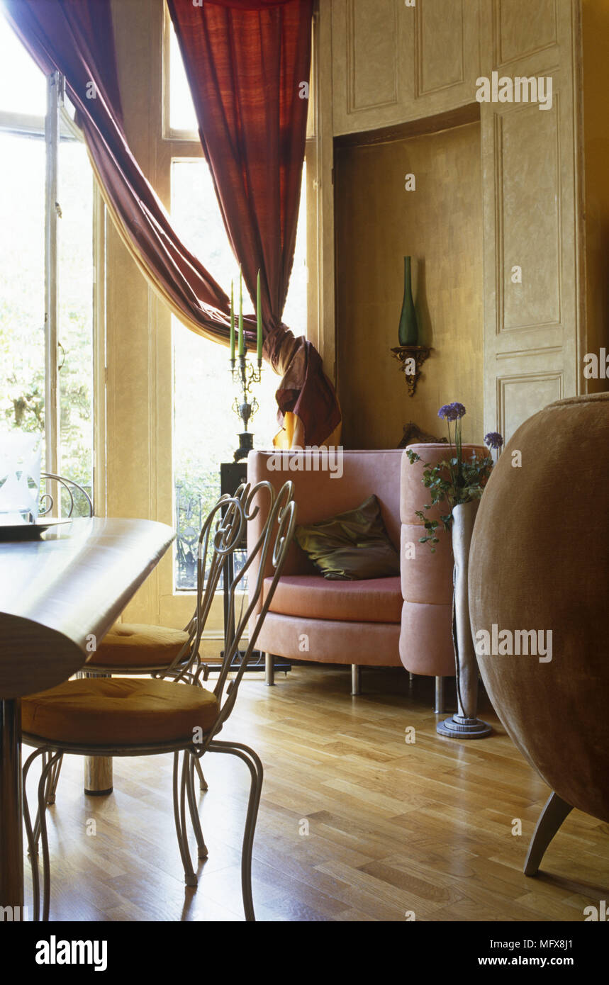 Sillas de hierro forjado en frente de rosa bañera silla tapizada Foto de stock