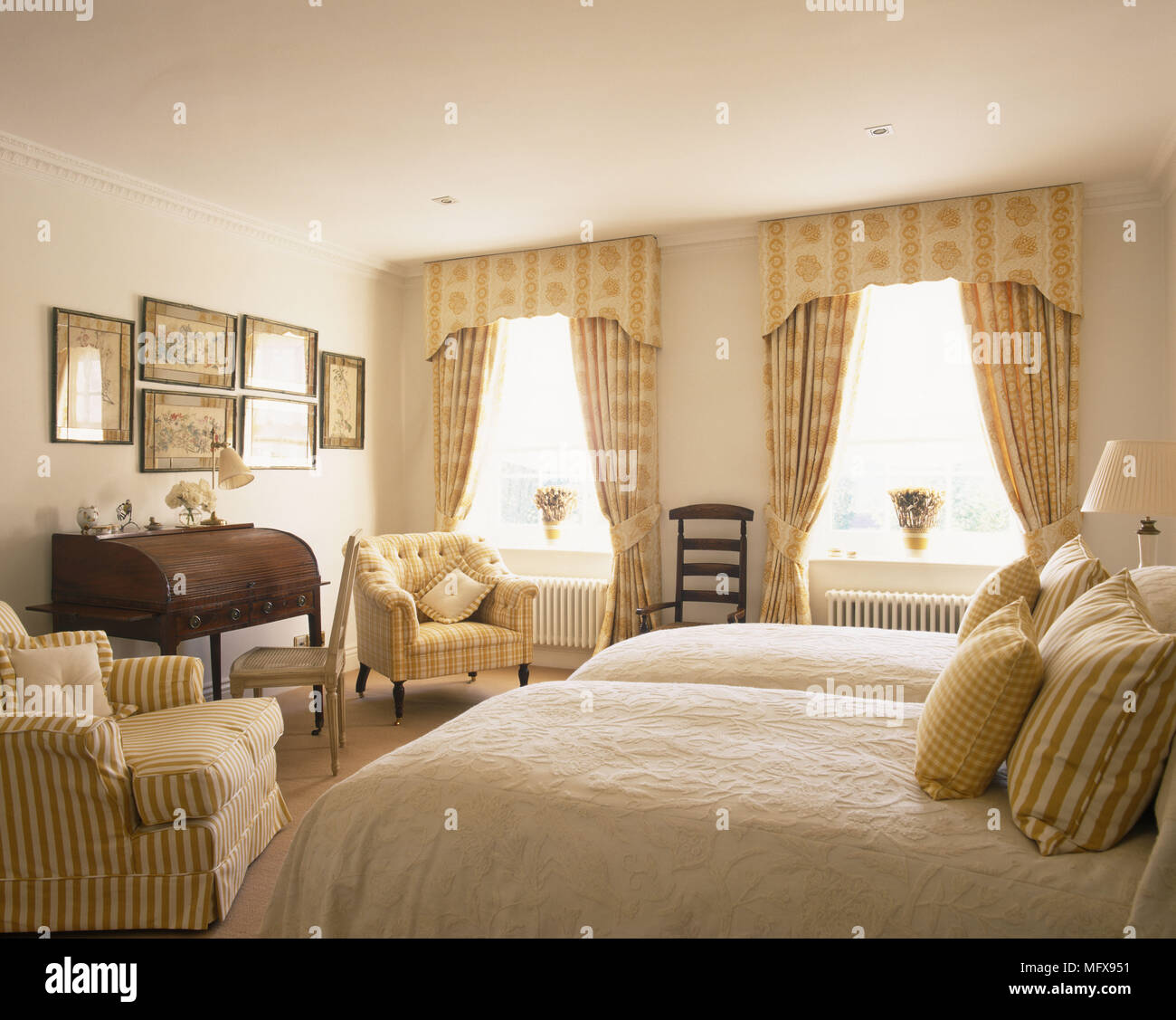 Par de sillones y camas individuales en el dormitorio amarillo Fotografía  de stock - Alamy