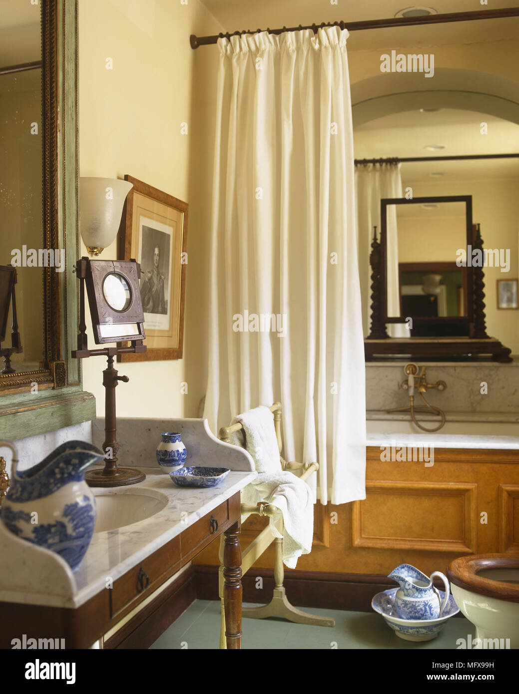 Viejo lavabo junto a la bañera con cortina oculta Fotografía de stock -  Alamy