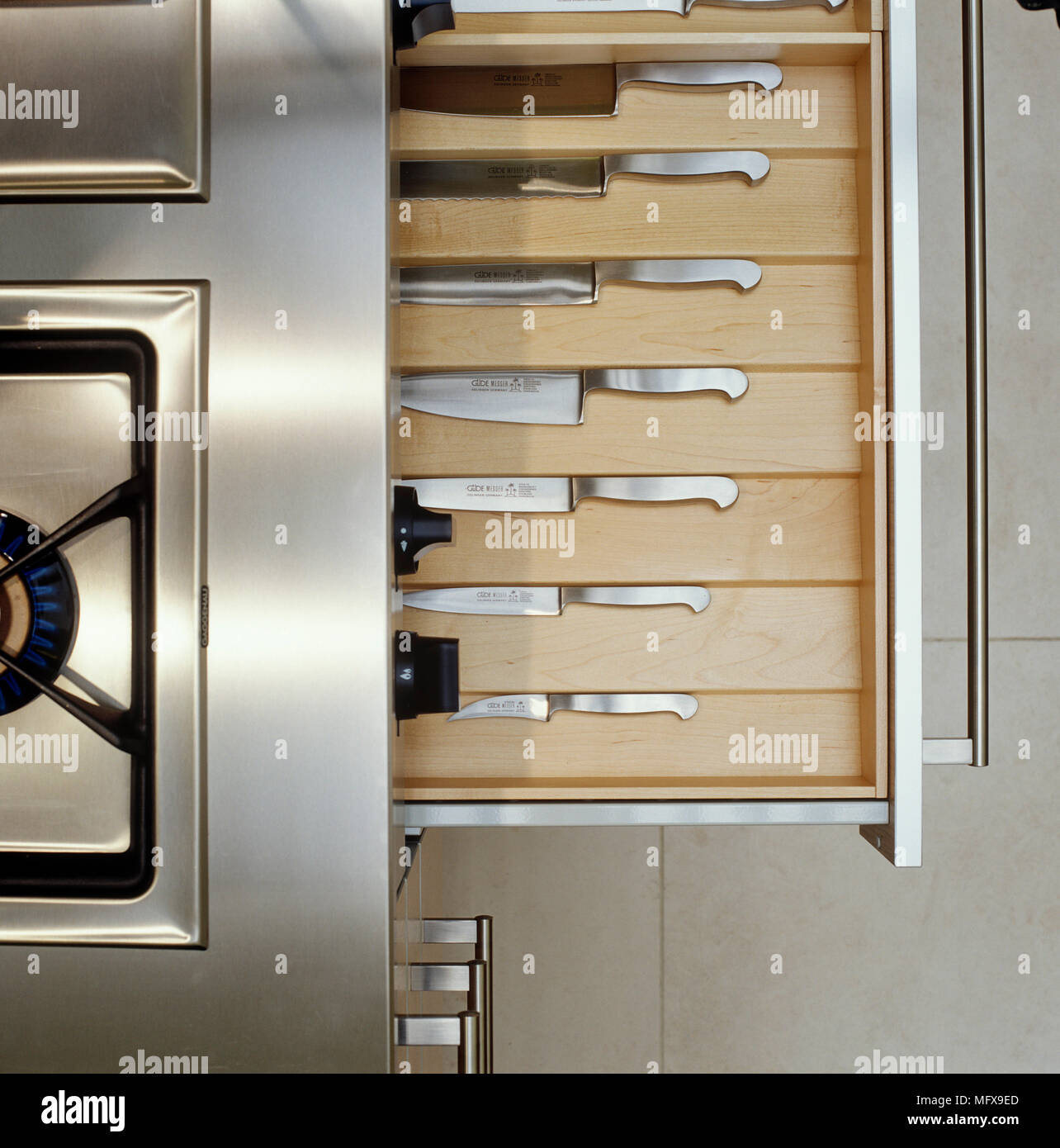Vista desde arriba de los cuchillos guardados en el cajón de la cuchilla cocina construida a propósito Foto de stock