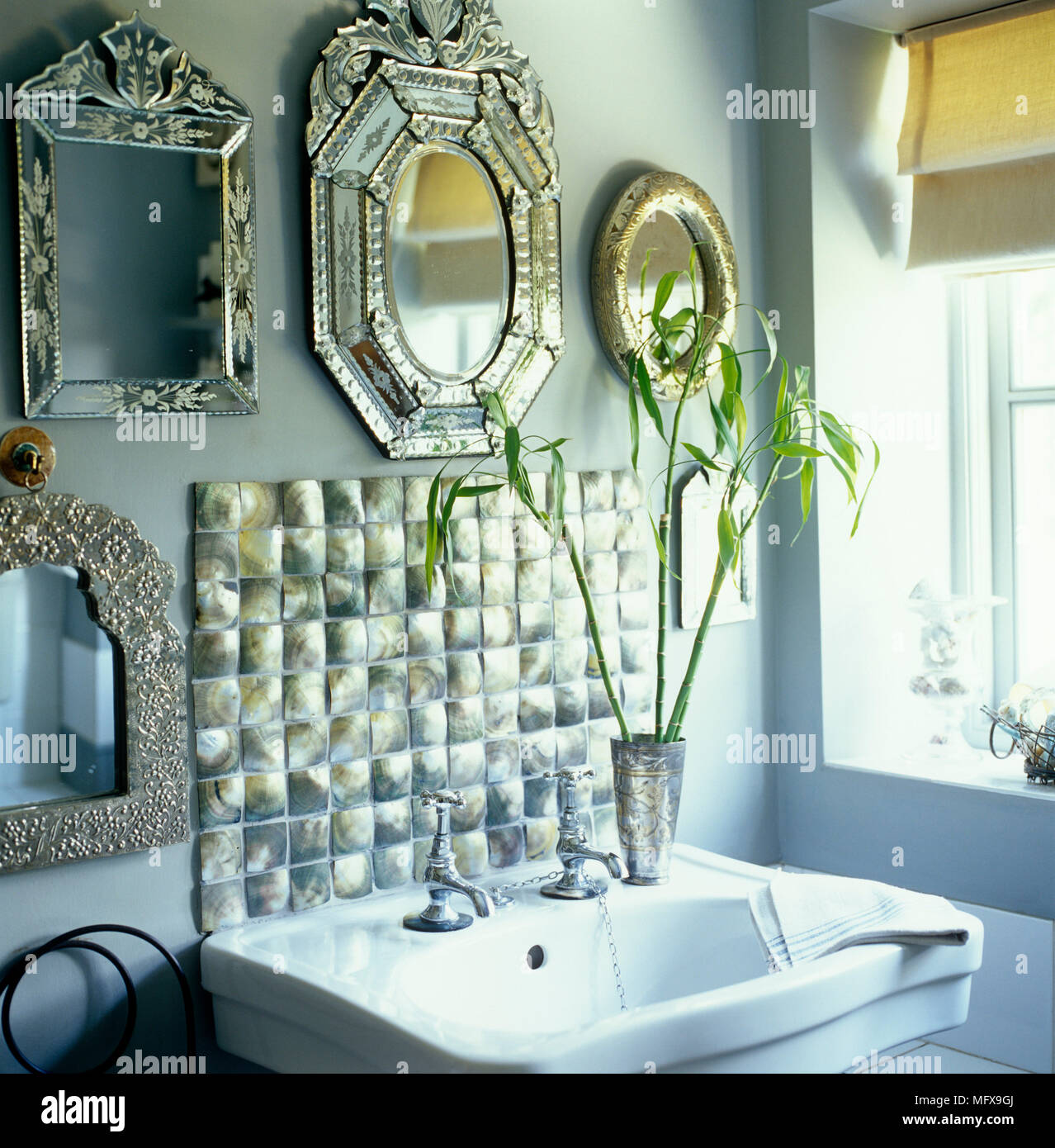 Colección de espejos venecianos sobre el estilo de la época lavabo en  esquina de baño Fotografía de stock - Alamy