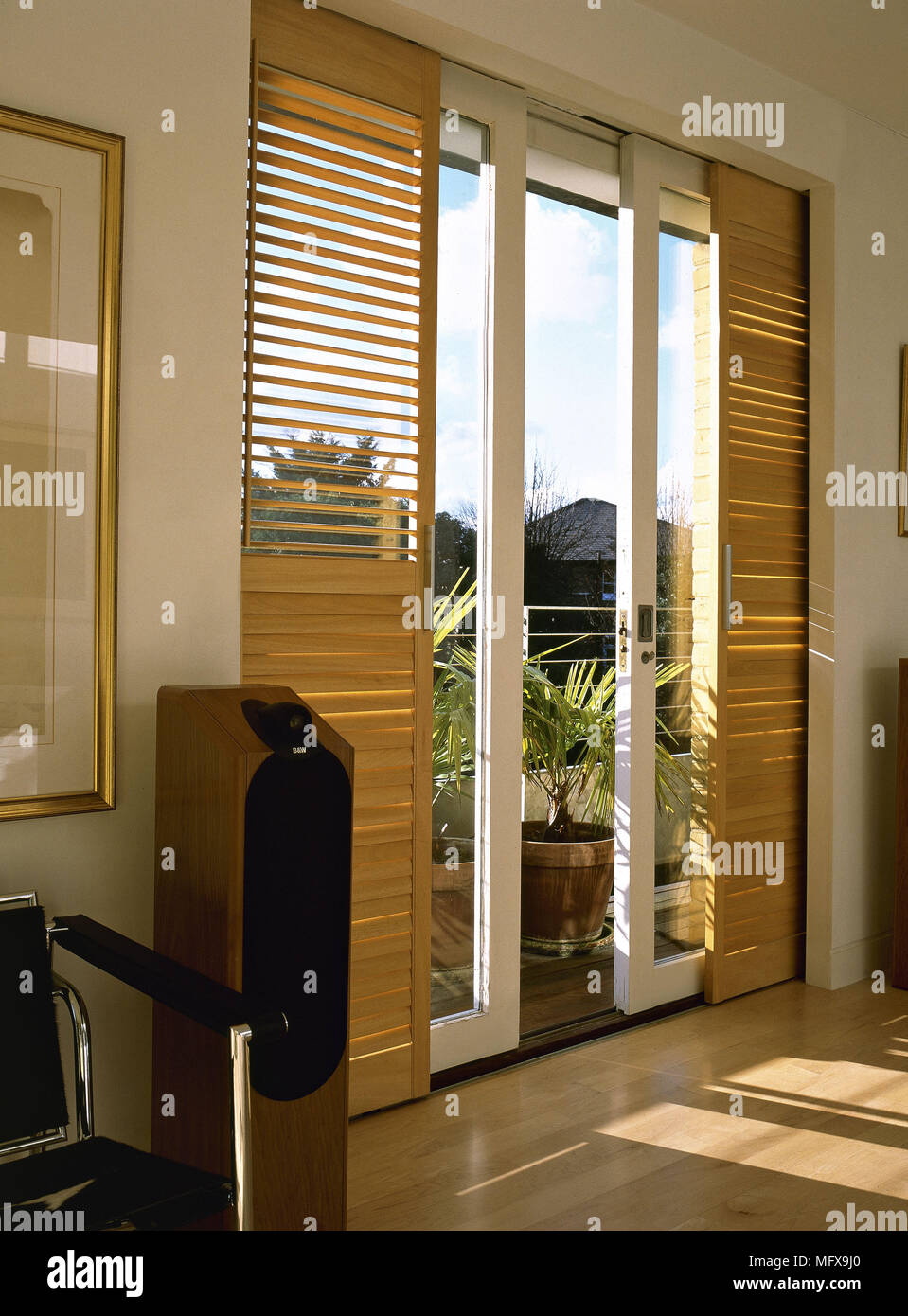 Dormitorio con louvre persianas y puertas corredizas de cristal al balcón  Fotografía de stock - Alamy