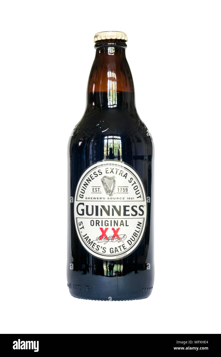 Una botella de Guinness XX Original Extra Stout. Tiene una fuerza de 4.2% ABV. Foto de stock
