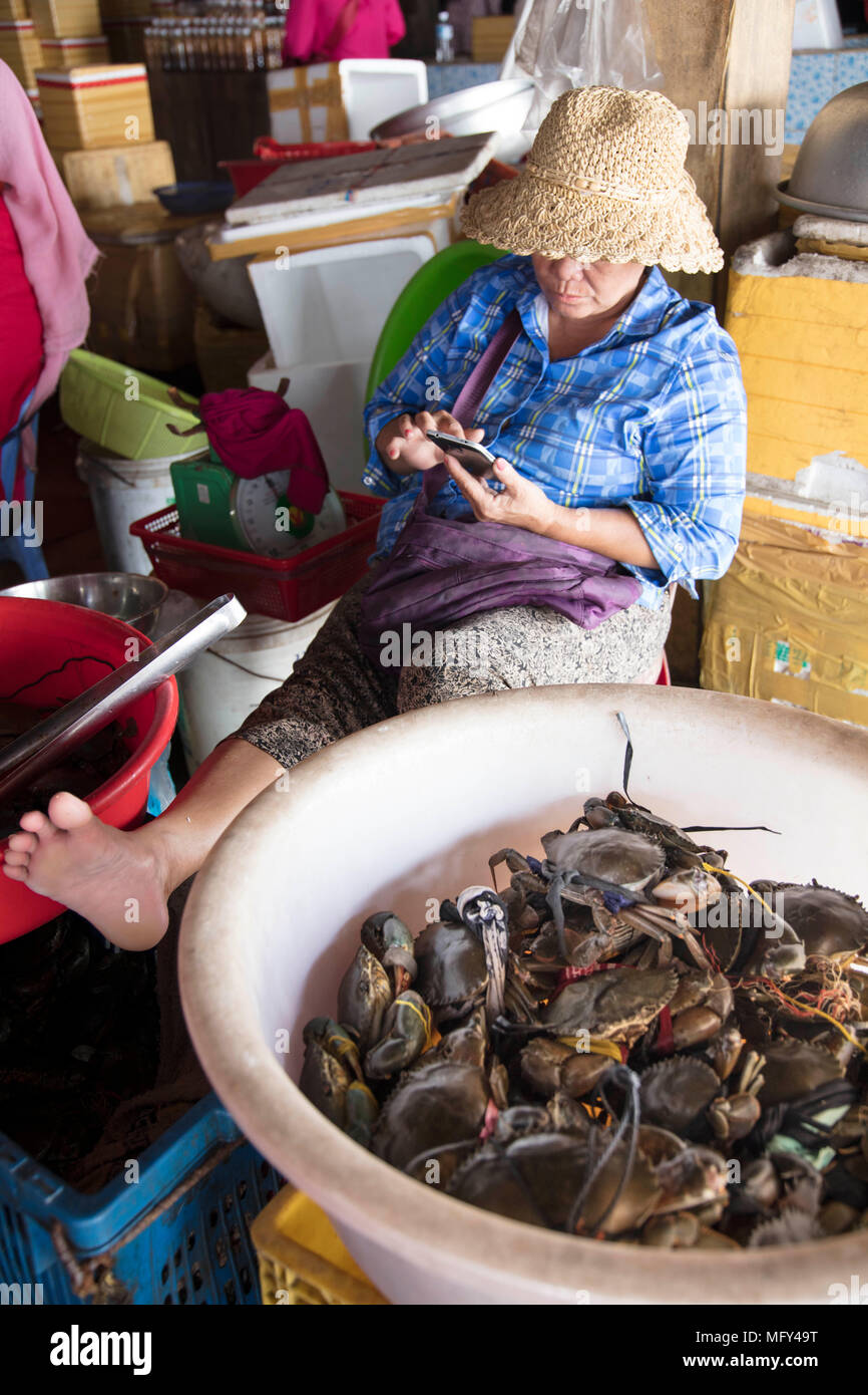 Los comerciantes musulmanes Cham con una captura de cangrejos en el mercado de cangrejo en Kep, Camboya Foto de stock