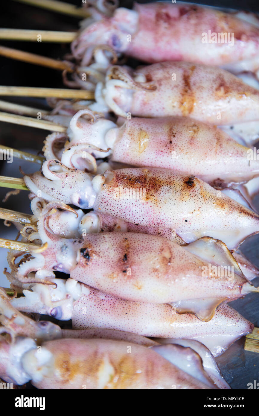 Mariscos a la brasa en Kep mercado, Camboya Foto de stock