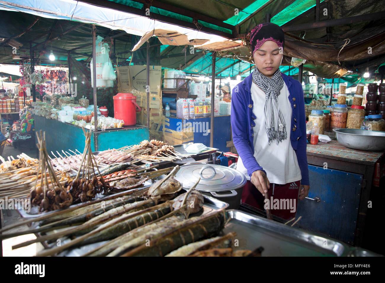 Los comerciantes musulmanes Cham con una captura de cangrejos en el mercado de cangrejo en Kep, Camboya Foto de stock