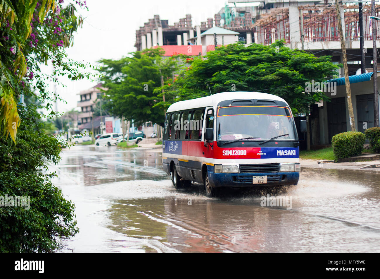 Las inundaciones a lo largo de la Avenida Kimeri Msasani, Dar-es-Salaam Foto de stock