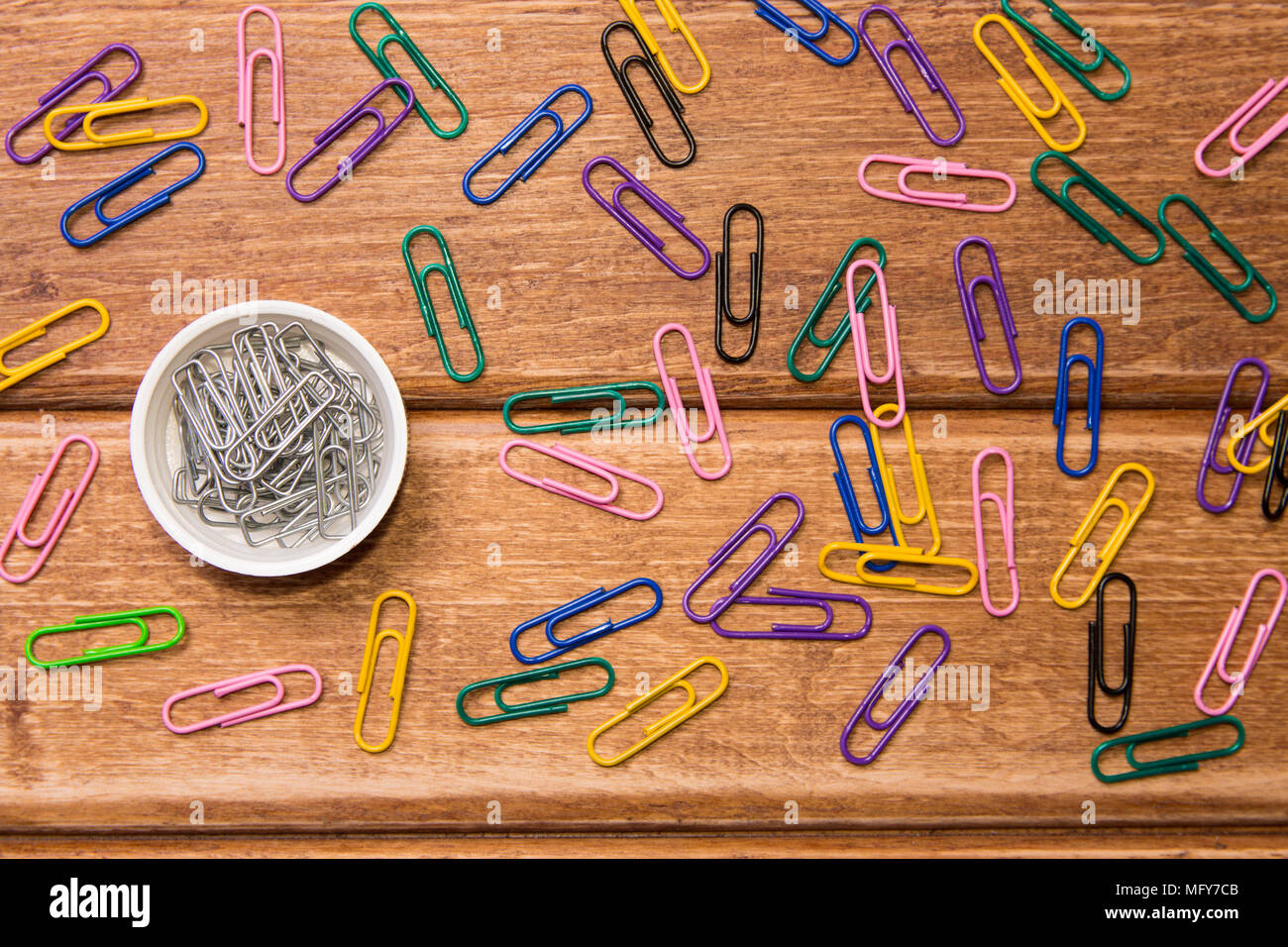 El concepto de Orden y caos. Colorido desorganizada y clips organizados clip plateado. Foto de stock