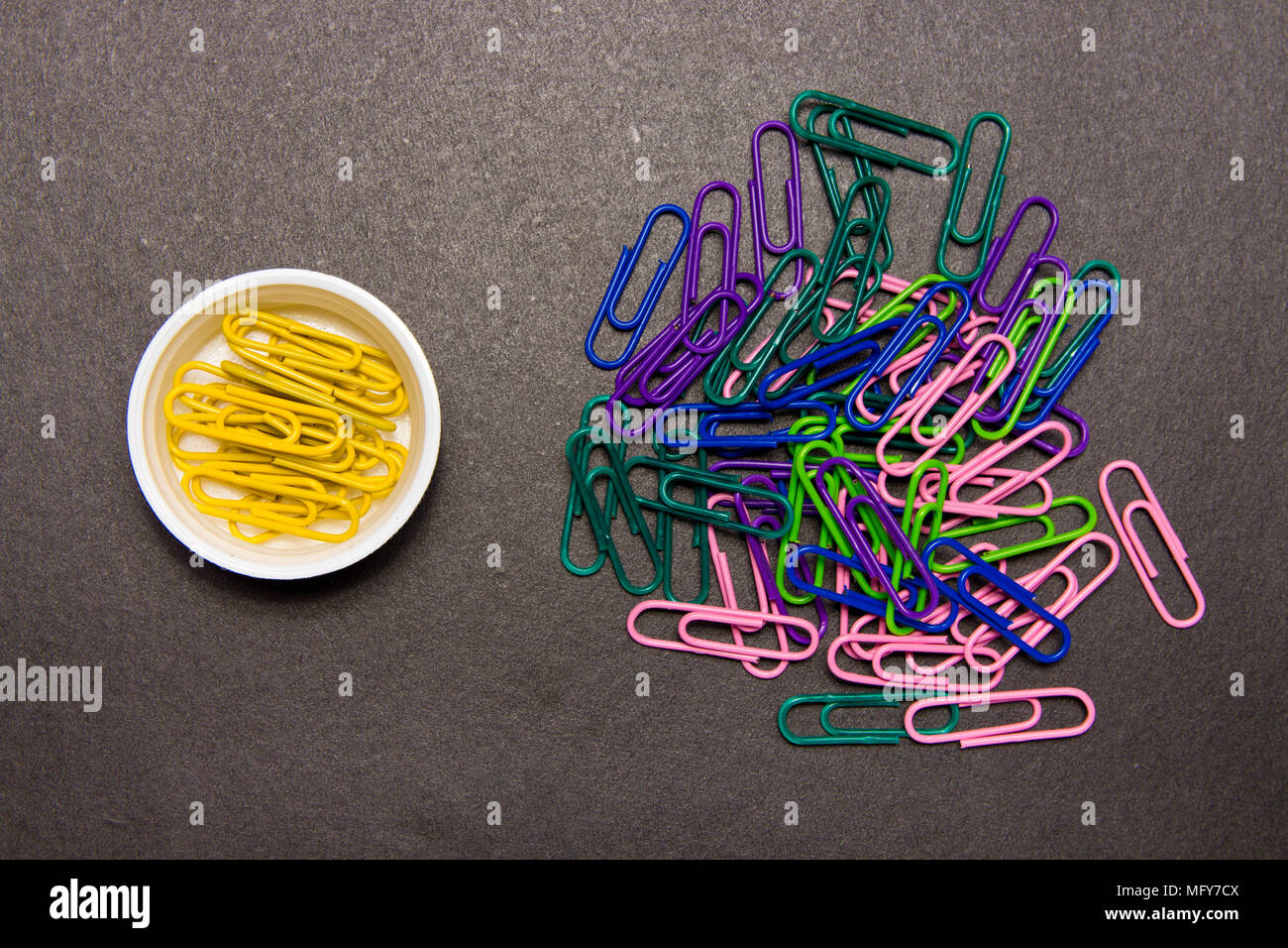 El concepto de Orden y caos. Caótica y desorganizada coloridos clips de  papel para solicitar el clip amarillo Fotografía de stock - Alamy