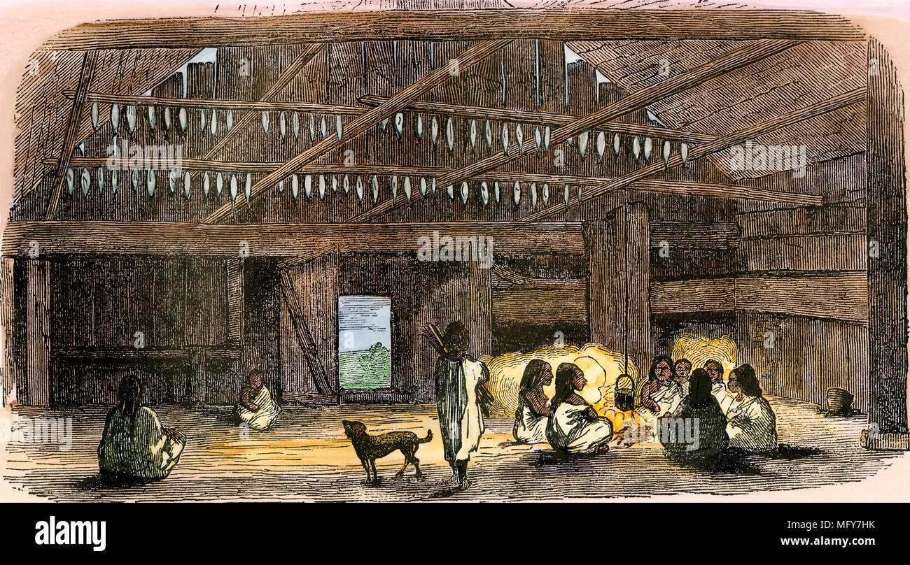 Secado de pescado dentro de una casa nativa americana, territorio de Washington, 1850. Xilografía coloreada a mano Foto de stock