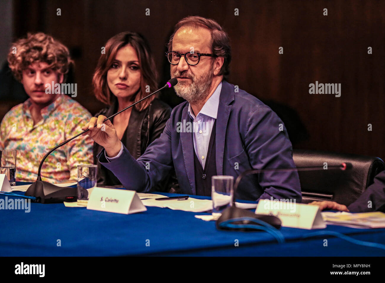 Italia. 26 abr, 2018. Presentazione e Conferenza Stampa del Concertone 1° Maggio di Piaza S: Giovanni un Viale Mazzini sede Rai un romaní/ nELLE FOTO I SEGRETARI CONFEDERALI CGIL, CISL, UIL, Stefano Coletta, Paola, ALESSANDRO MARCHESINI, LOSTIA MASSDIMO BONELLI, ME PRESENTATORI 2018 Ambra Angiolini E LODO GUENZI/@danielafranceschelliPH/PacificPressAgency conferencia de prensa del concertone del 1 de mayo de Piazza S.Giovanni realizó en Rai oficina en Viale Mazzini. Crédito: Daniela Franceschelli/Pacific Press/Alamy Live News Foto de stock